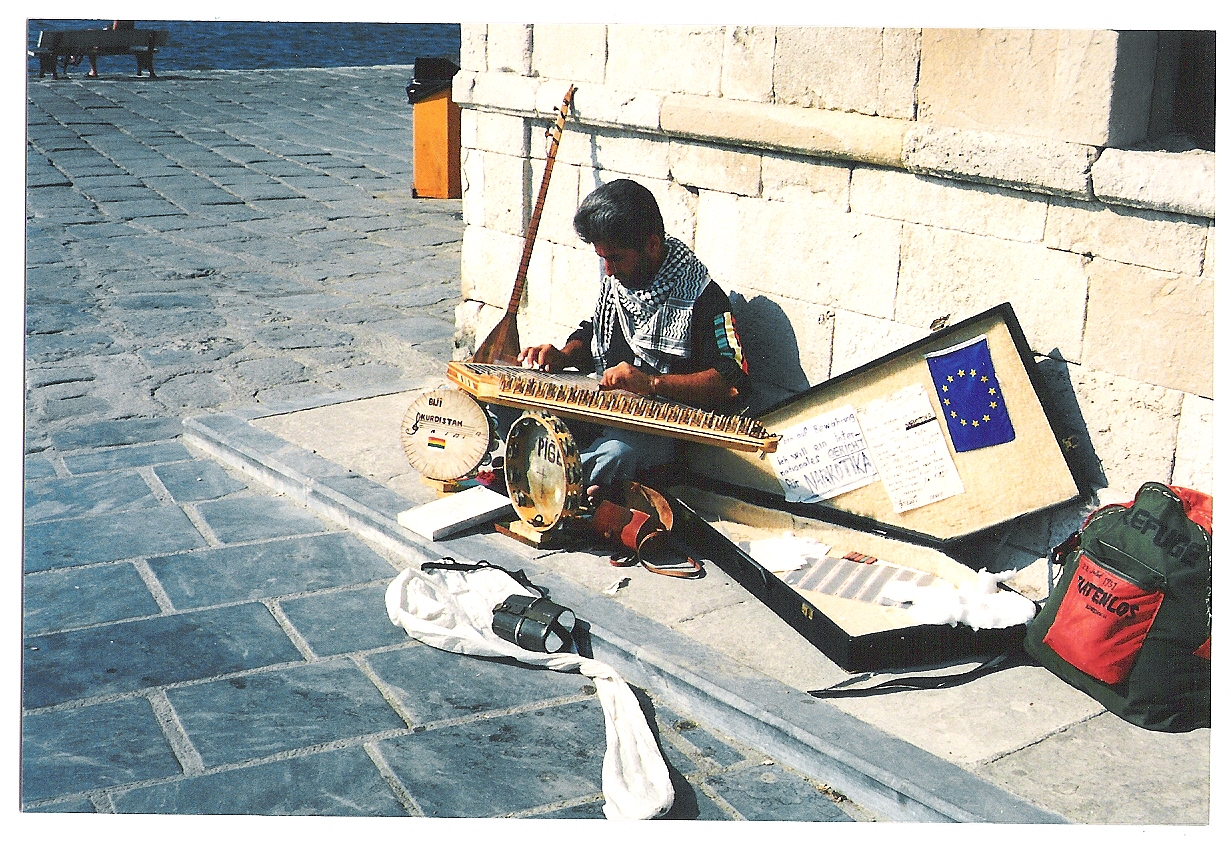 Sokakta saz calarken Sokakta saz calarken